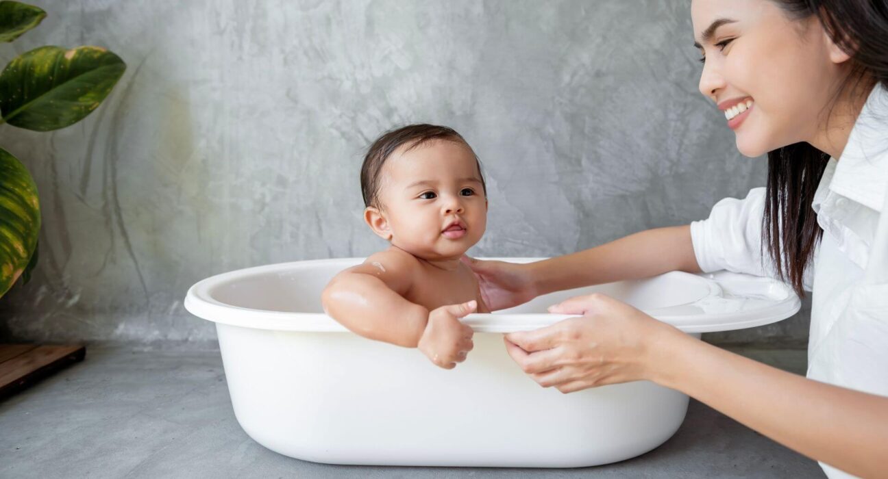 Baby in Badewanne