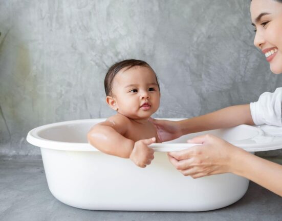 Baby in Badewanne