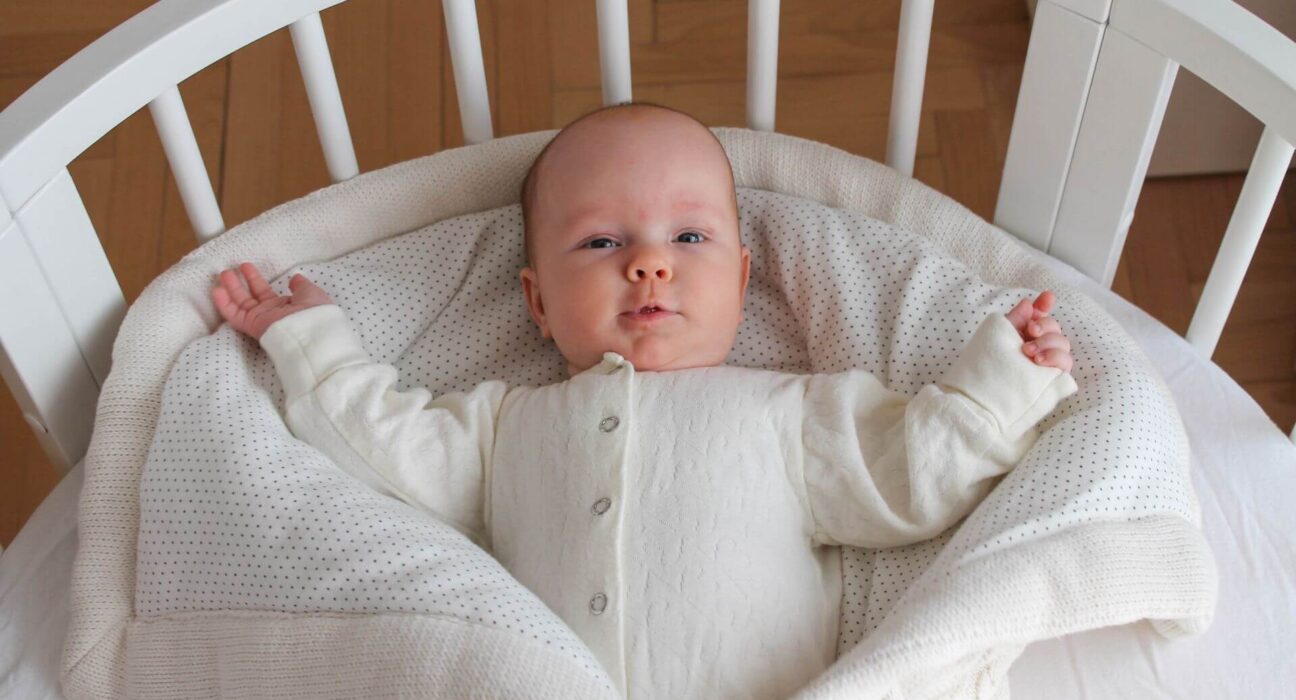 Baby im Bett