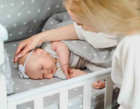 Baby schläft im Beitsellbett