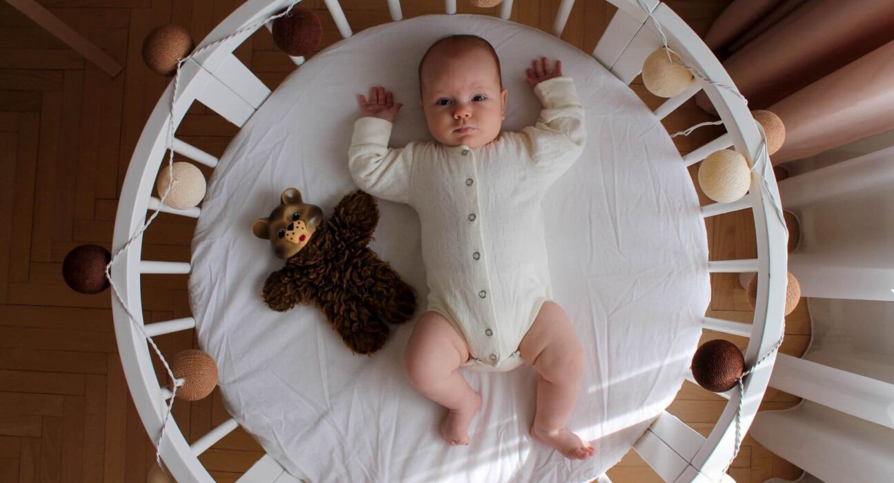 Baby im Beistellbett
