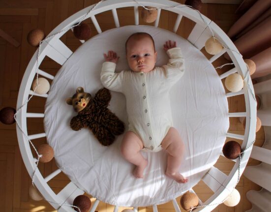 Baby im Beistellbett
