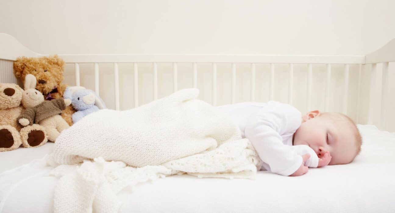 Baby im Beistellbett