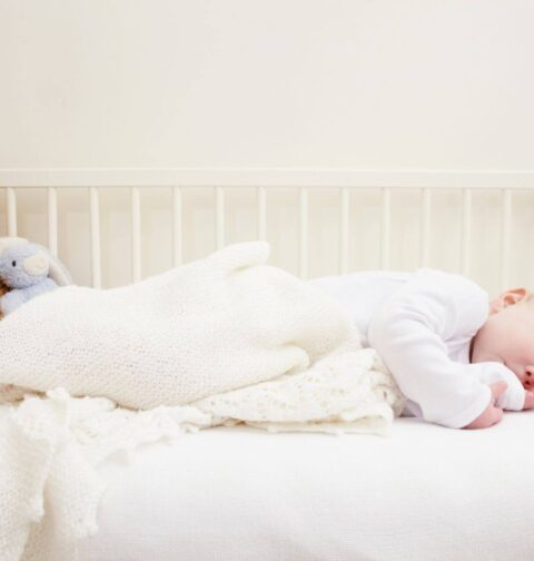 Baby im Beistellbett