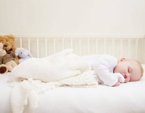 Baby im Beistellbett