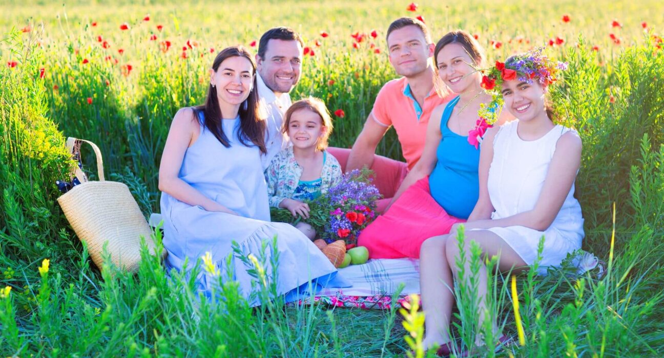 Familie im Blumenfeld
