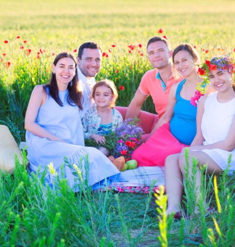 Familie im Blumenfeld