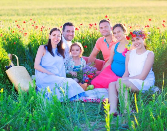 Familie im Blumenfeld