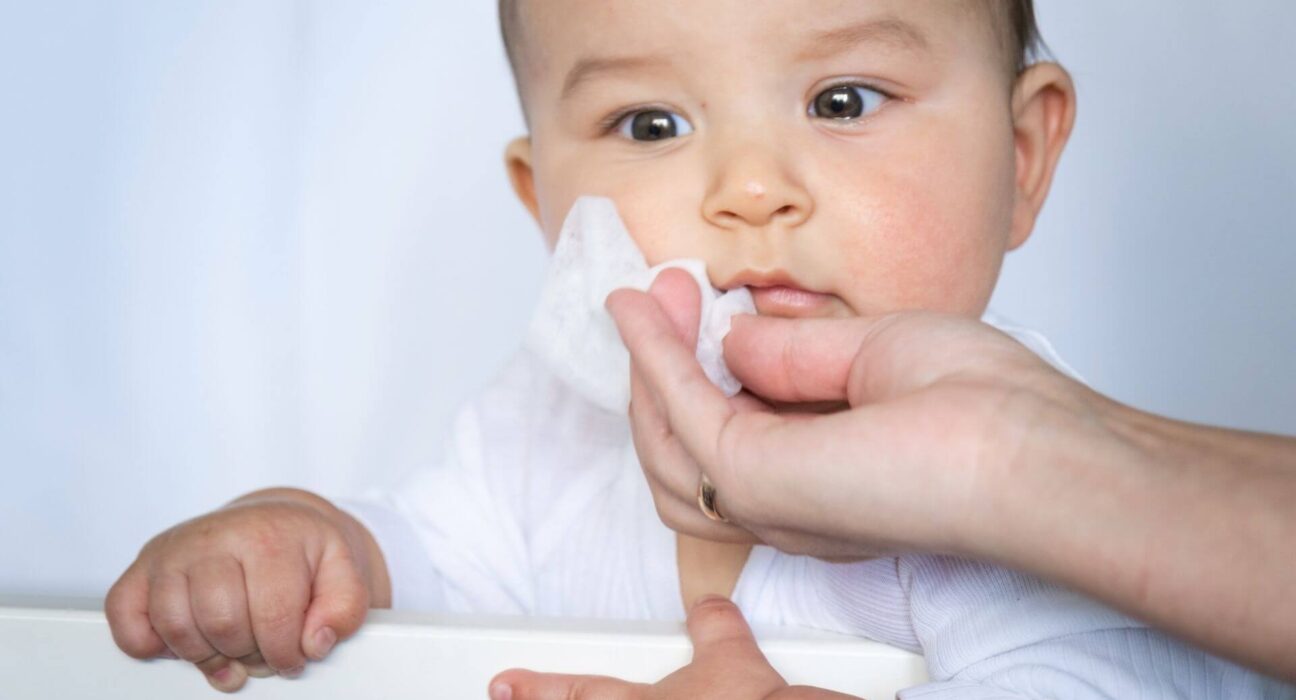 Baby mit Feuchttuch