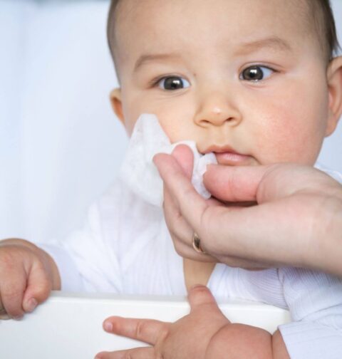 Baby mit Feuchttuch