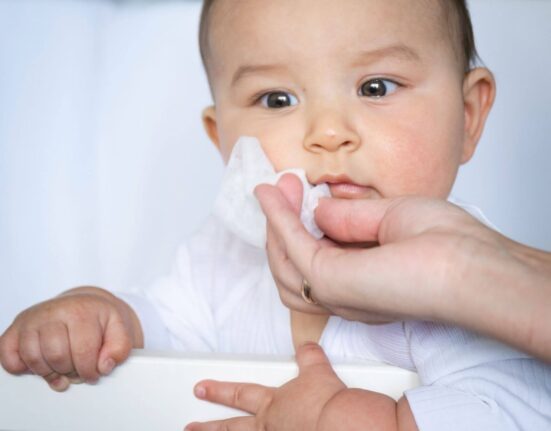 Baby mit Feuchttuch