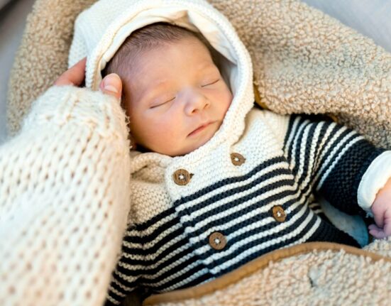 Baby im Fußsack