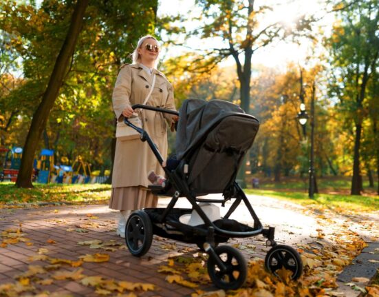 Mutter mit Kinderwagen