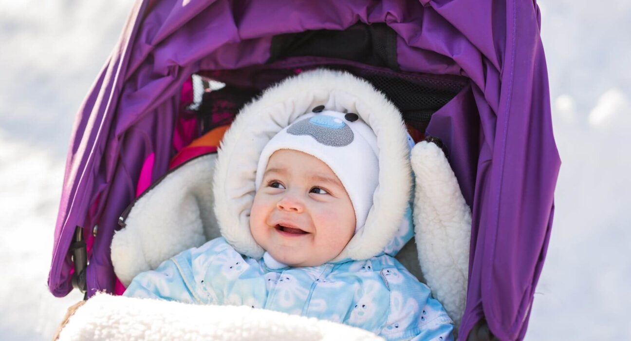 Baby mit Fußsack