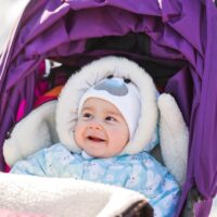 Baby mit Fußsack