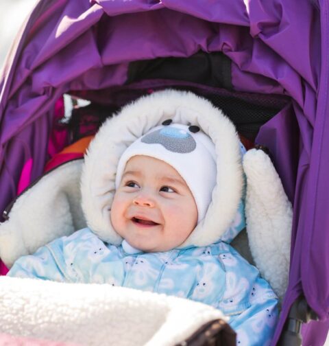 Baby mit Fußsack