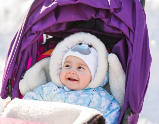 Baby mit Fußsack