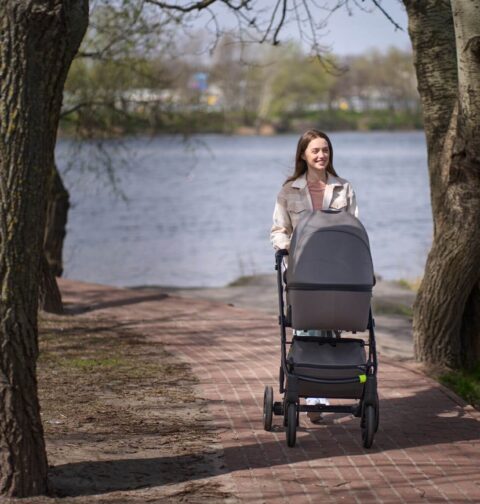 Mutter mit Kinderwagen