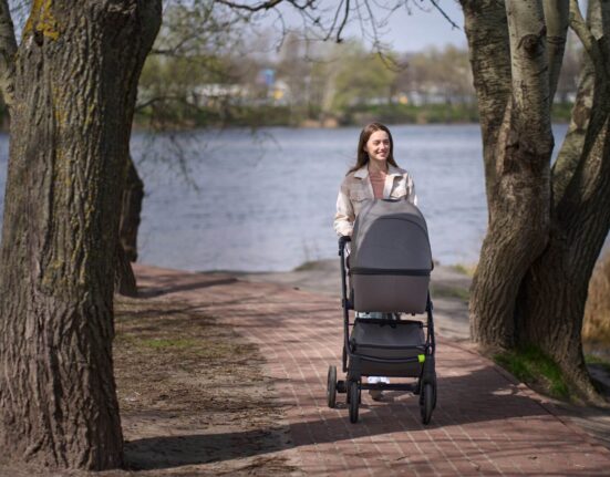 Mutter mit Kinderwagen