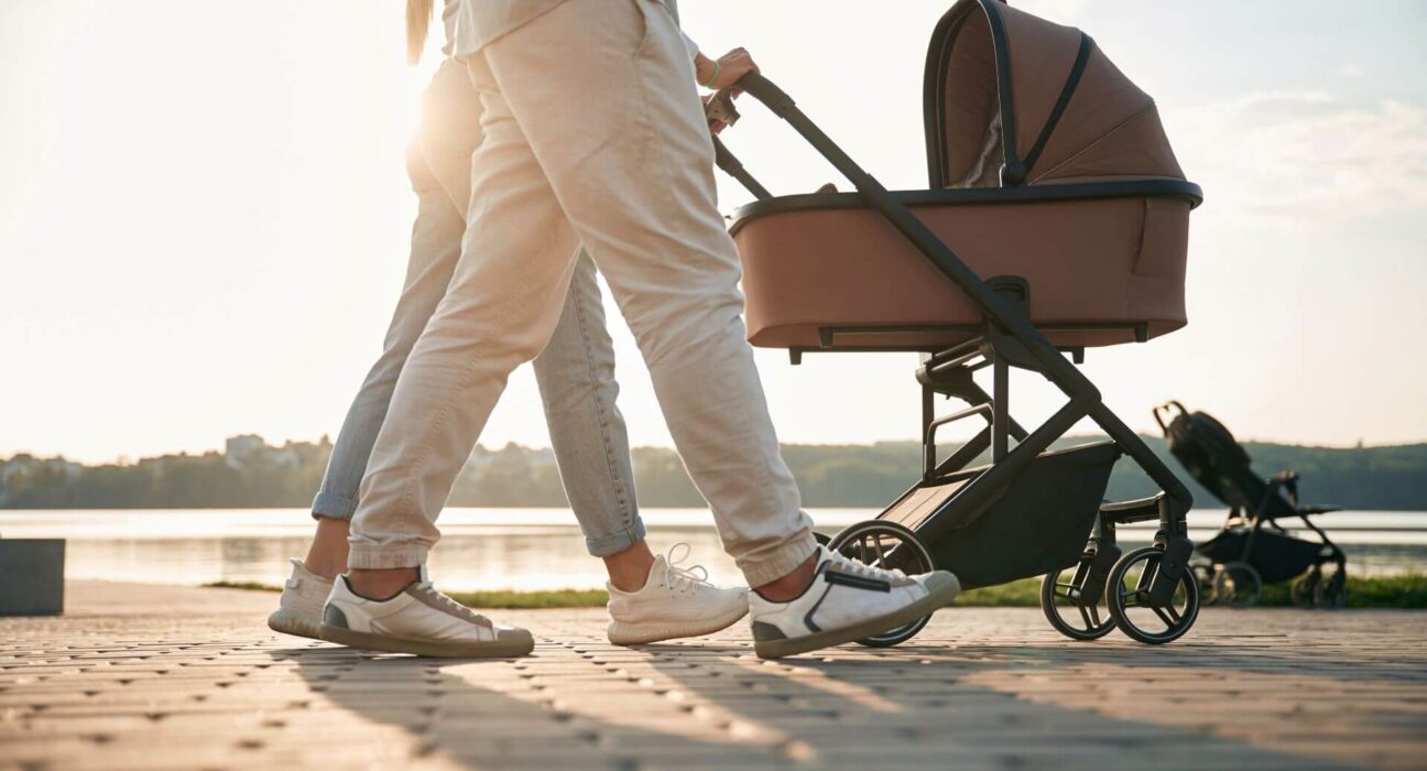 Eltern mit Kinderwagen