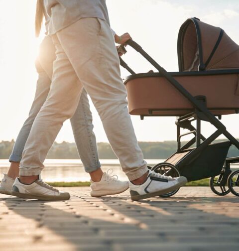 Eltern mit Kinderwagen