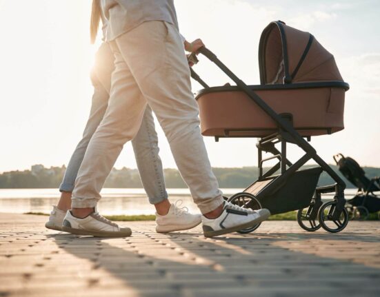 Eltern mit Kinderwagen
