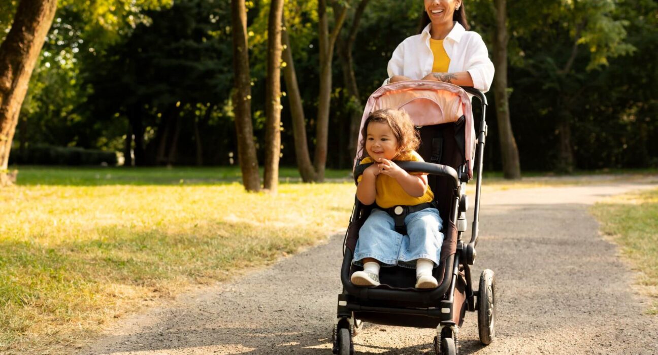 Mutter mit Kind im Kinderwagen