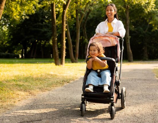 Mutter mit Kind im Kinderwagen