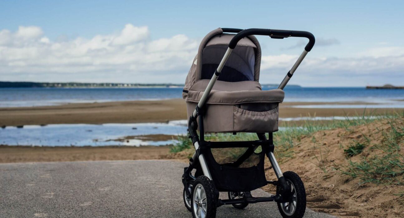 Kinderwagen am Strand