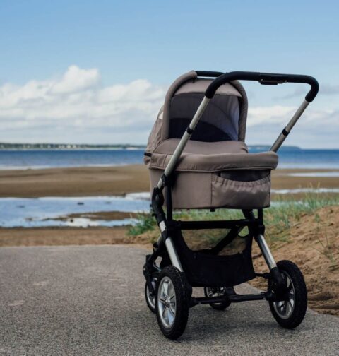 Kinderwagen am Strand