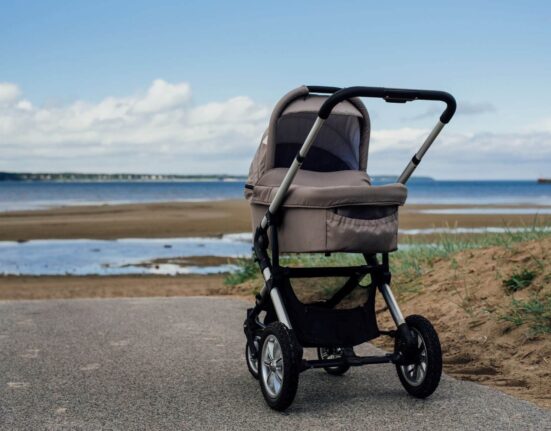 Kinderwagen am Strand