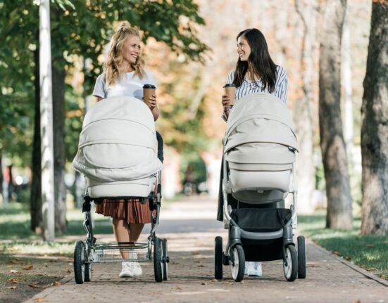 Mütter mit Kinderwagen