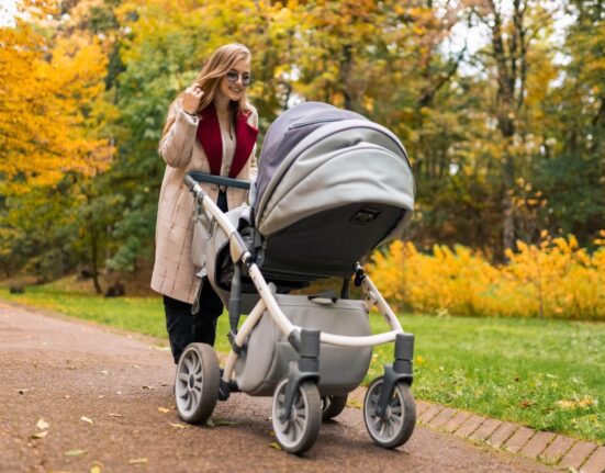 Mutter mit Kinderwagen