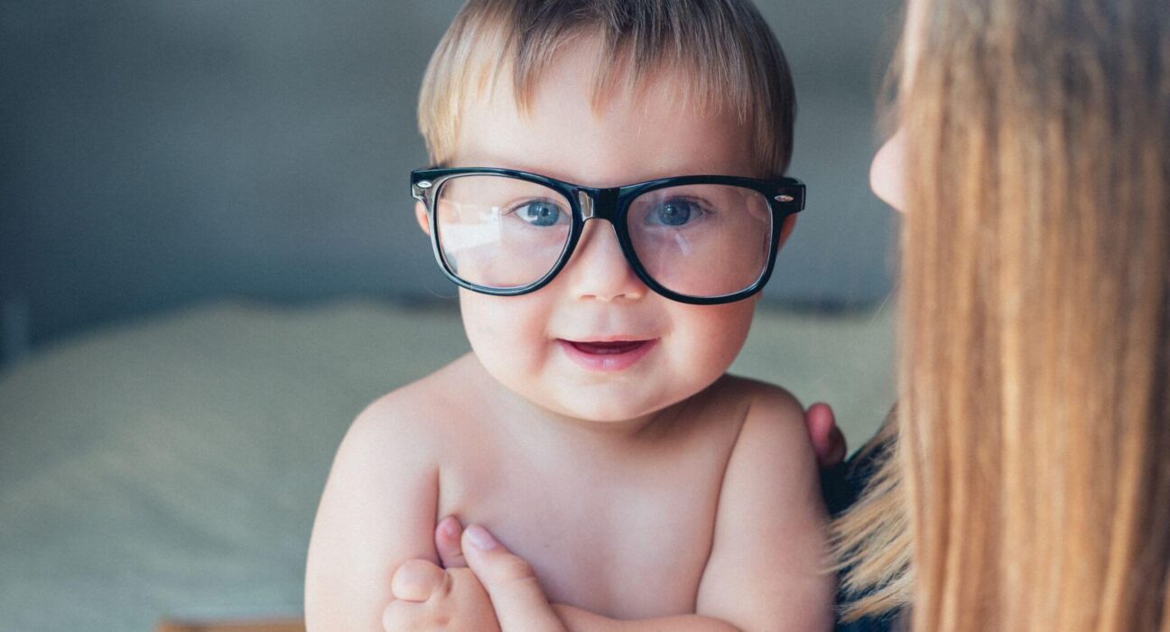 Kleinkind mit Brille