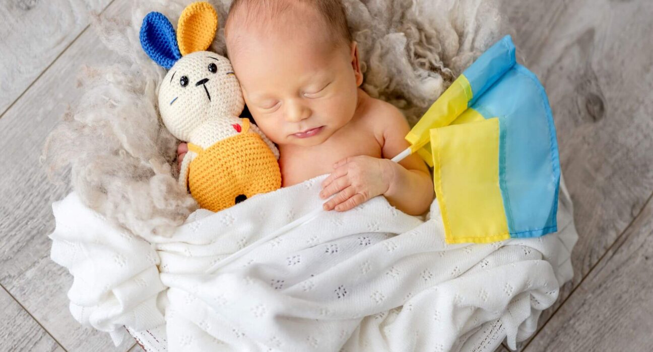 Baby schläft mit Kuscheltier
