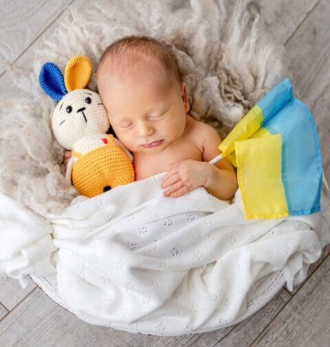 Baby schläft mit Kuscheltier