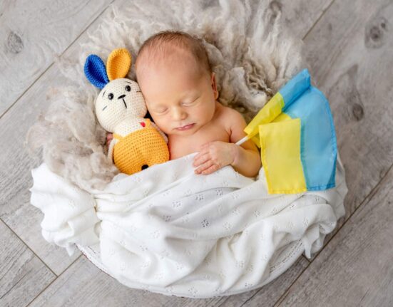 Baby schläft mit Kuscheltier