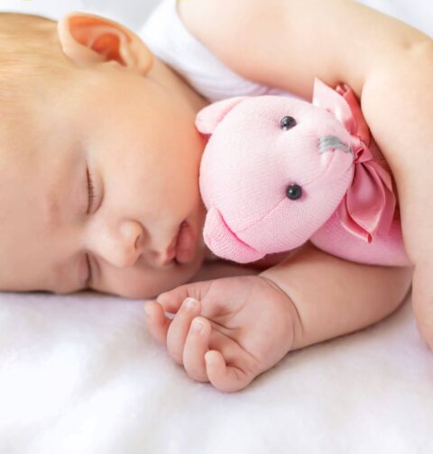 Baby mit Kuscheltier