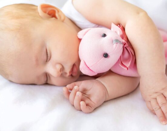 Baby mit Kuscheltier