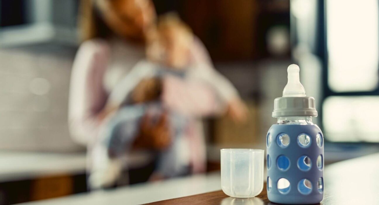 Babyflasche auf Tisch