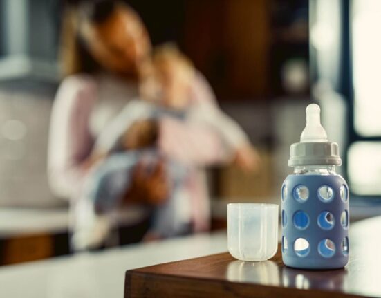 Babyflasche auf Tisch