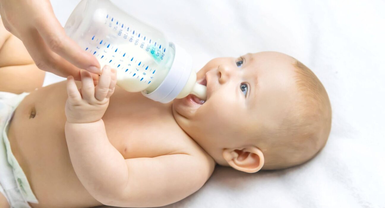 Baby trinkt aus Babyflasche