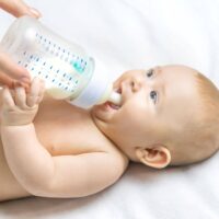 Baby trinkt aus Babyflasche