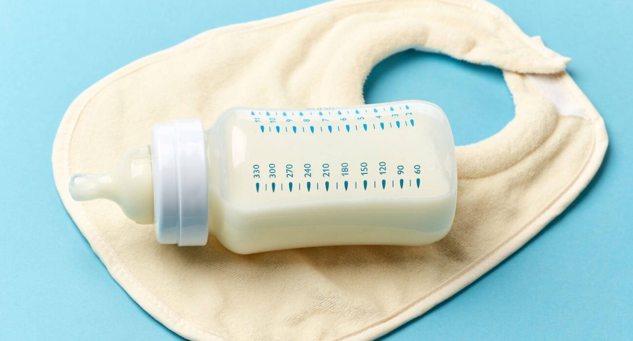 Milchflasche auf Lätzchen