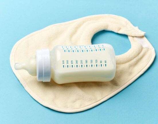 Milchflasche auf Lätzchen
