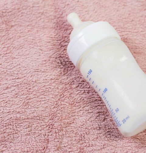 Milchflasche auf Decke