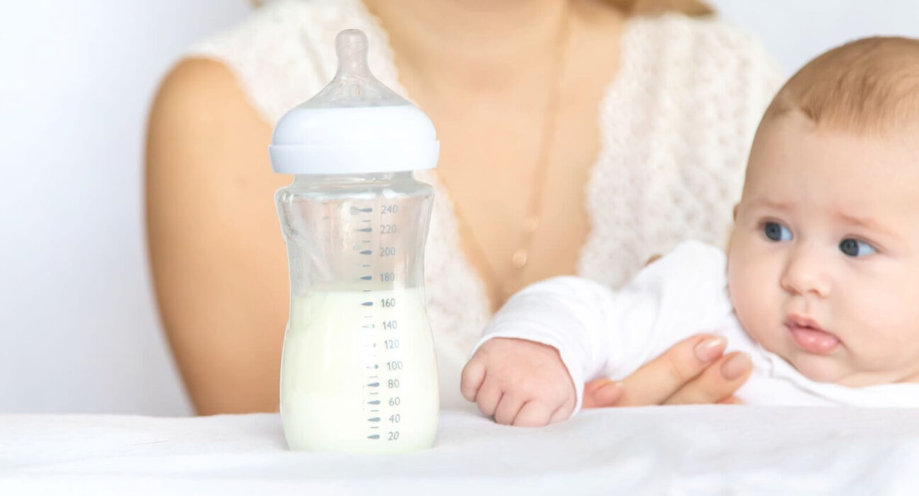 Baby mit Milchflasche