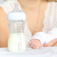 Baby mit Milchflasche