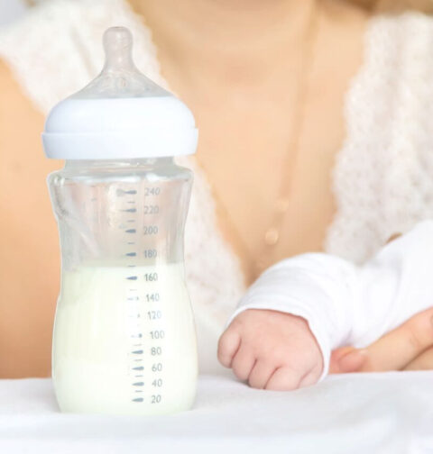 Baby mit Milchflasche