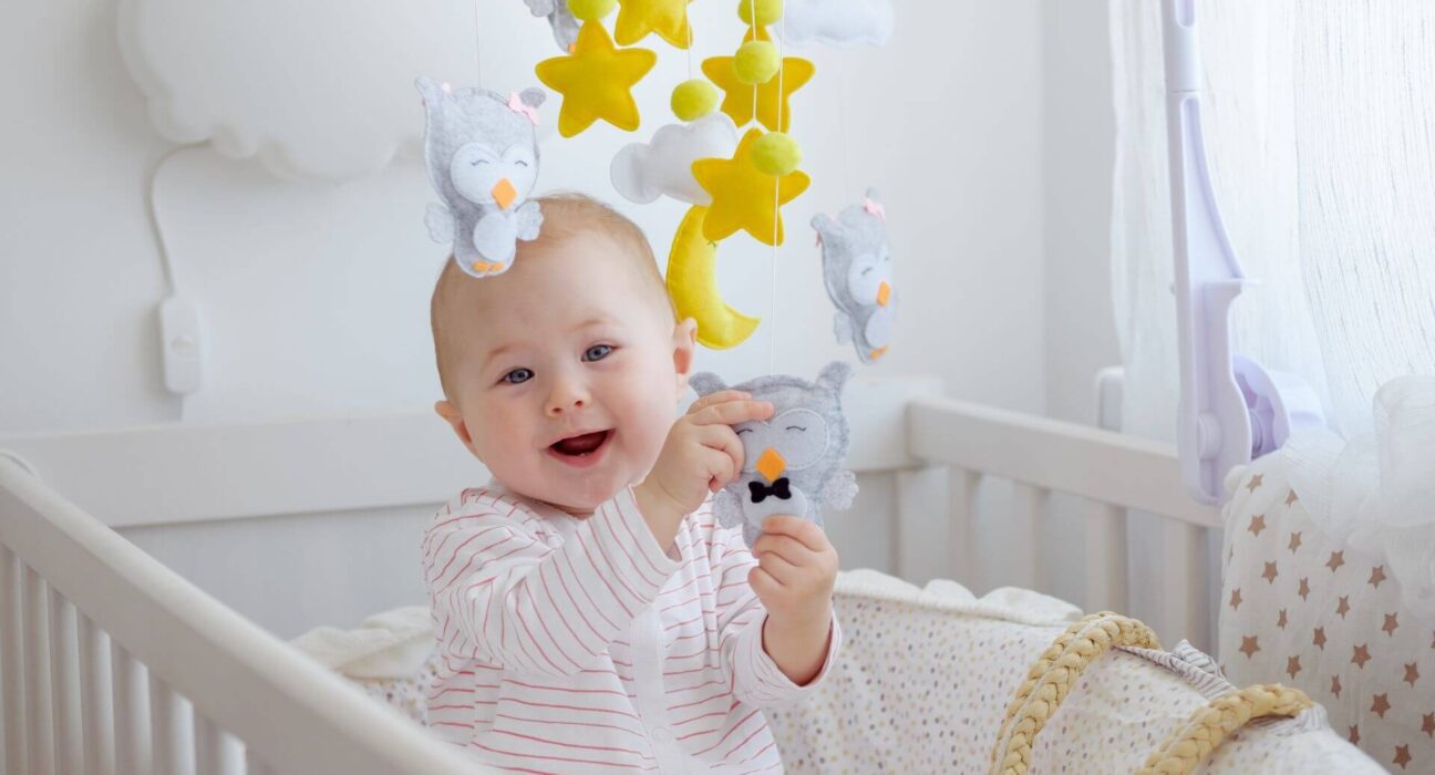 Baby mit Mobile